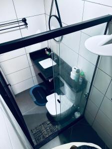 ein kleines Badezimmer mit Toilette und Waschbecken in der Unterkunft Suíte Luxo Contêiner in Boa Vista