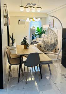Χώρος καθιστικού στο 3BR Stylish Condo Serenity Awaits
