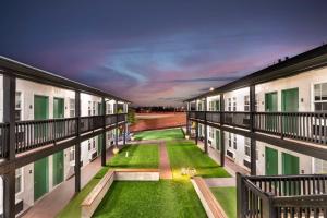 Galeriebild der Unterkunft Best Western Marina State Beach in Marina