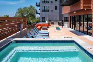 Bazén v ubytování Dwntwn 1br Haven - Hot Tub! nebo v jeho okolí