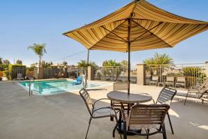 Πισίνα στο ή κοντά στο Best Western Exeter Inn & Suites