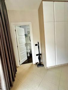 Habitación con baño con aseo y TV. en Shengjin Beach Getaway, en Shëngjin 17 fotos más