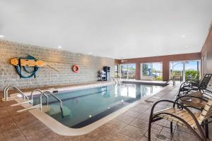 Bazén v ubytování Best Western Plus Mont-Laurier nebo v jeho okolí