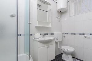 ein weißes Badezimmer mit Toilette und Waschbecken in der Unterkunft House Marko in Orebić