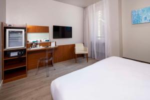 TV a/nebo společenská místnost v ubytování Best Western Madison Hotel