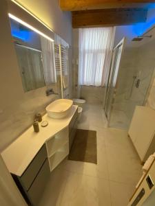 Koupelna v ubytování B&b Porta Arpana- Camere & Appartamenti Deluxe in centro