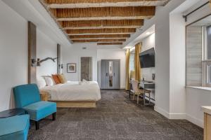 a hotel room with a bed and a desk at La Sainte Paix in Quebec City