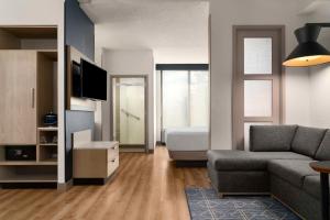 TV a/nebo společenská místnost v ubytování Hyatt Place - Secaucus + 35 fotografií