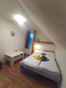 Letto o letti in una camera di Zimmerův Statek