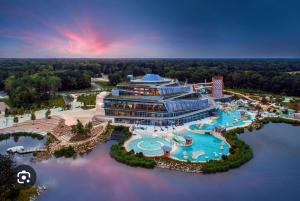 an aerial view of a resort with a pool at 80m2 confortable et spacieux in Bailly-Romainvilliers