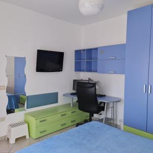 una oficina con escritorio y ordenador en una habitación en Angelo's House - Il Tanguero, en Pellezzano