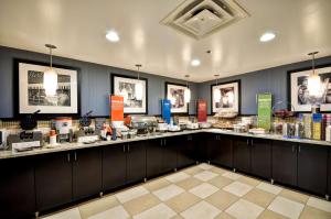 Kuchyň nebo kuchyňský kout v ubytování Hampton Inn Columbus/Dublin
