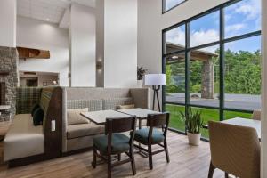 Posezení v ubytování Hampton Inn & Suites Lake George