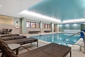 Bazén v ubytování Hampton Inn & Suites Lake George nebo v jeho okolí