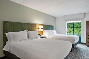 Postel nebo postele na pokoji v ubytování Hampton Inn & Suites Lake George