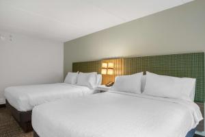 Postel nebo postele na pokoji v ubytování Hampton Inn & Suites Lake George