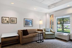 Posezení v ubytování Hampton Inn & Suites Lake George