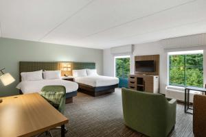 Postel nebo postele na pokoji v ubytování Hampton Inn & Suites Lake George