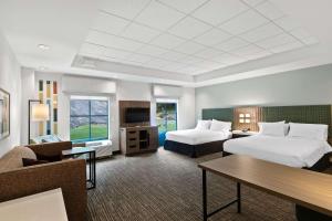 Postel nebo postele na pokoji v ubytování Hampton Inn & Suites Lake George