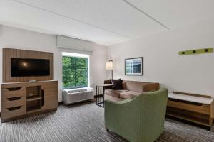 TV a/nebo společenská místnost v ubytování Hampton Inn & Suites Lake George