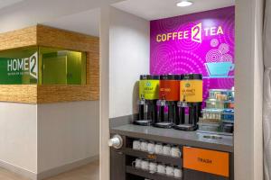 奥马哈西部希尔顿惠庭套房酒店的咖啡和沏茶工具