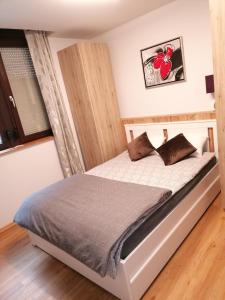 a bedroom with a bed in a room at Ferienwohnung Apartment Alojamiento Casa Demy Frankfurt - Babenhausen Hessen Erdgeschoss in Babenhausen