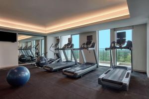 DoubleTree Suites by Hilton Bengaluru Outer Ring Road的健身中心和/或健身设施