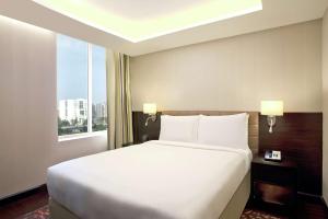 DoubleTree Suites by Hilton Bengaluru Outer Ring Road客房内的一张或多张床位