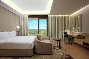 DoubleTree Suites by Hilton Bengaluru Outer Ring Road客房内的一张或多张床位