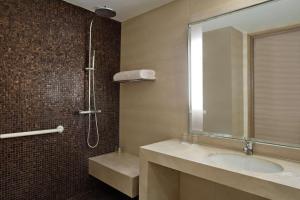 DoubleTree Suites by Hilton Bengaluru Outer Ring Road的一间浴室