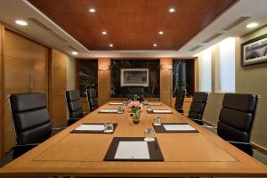 DoubleTree Suites by Hilton Bengaluru Outer Ring Road商务区和/或会议室