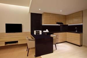 DoubleTree Suites by Hilton Bengaluru Outer Ring Road的厨房或小厨房