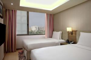 DoubleTree Suites by Hilton Bengaluru Outer Ring Road客房内的一张或多张床位