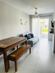 ein Wohnzimmer mit Tisch und Bett in der Unterkunft @casadepraiagrajau in Pontal do Paraná + 17 Fotos