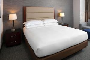 Postel nebo postele na pokoji v ubytování Hilton Minneapolis Bloomington