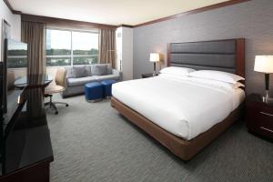 Postel nebo postele na pokoji v ubytování Hilton Minneapolis Bloomington