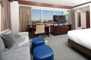 TV a/nebo společenská místnost v ubytování Hilton Minneapolis Bloomington