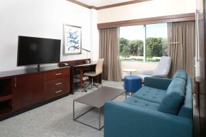 TV a/nebo společenská místnost v ubytování Hilton Minneapolis Bloomington