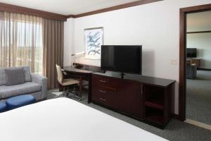 TV a/nebo společenská místnost v ubytování Hilton Minneapolis Bloomington