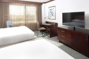 TV a/nebo společenská místnost v ubytování Hilton Minneapolis Bloomington