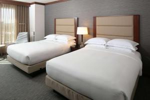 Postel nebo postele na pokoji v ubytování Hilton Minneapolis Bloomington
