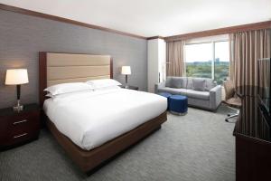 Postel nebo postele na pokoji v ubytování Hilton Minneapolis Bloomington
