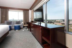 TV a/nebo společenská místnost v ubytování Hilton Minneapolis Bloomington