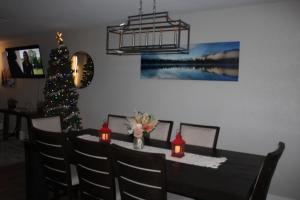 ein Esszimmer mit einem Tisch und einem Weihnachtsbaum in der Unterkunft Colorado Four Season Funhouse in Colorado Springs