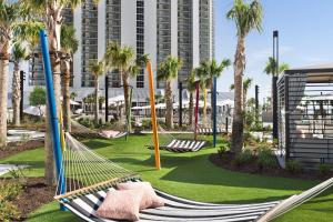 Embassy Suites by Hilton Myrtle Beach Oceanfront Resort外面的花园