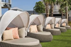 Embassy Suites by Hilton Myrtle Beach Oceanfront Resort的休息区