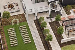 Embassy Suites by Hilton Myrtle Beach Oceanfront Resort外面的花园