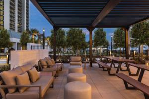 Embassy Suites by Hilton Myrtle Beach Oceanfront Resort的休息区
