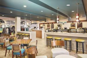 Embassy Suites by Hilton Myrtle Beach Oceanfront Resort餐厅或其他用餐的地方