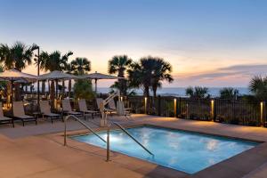 Embassy Suites by Hilton Myrtle Beach Oceanfront Resort内部或周边的泳池